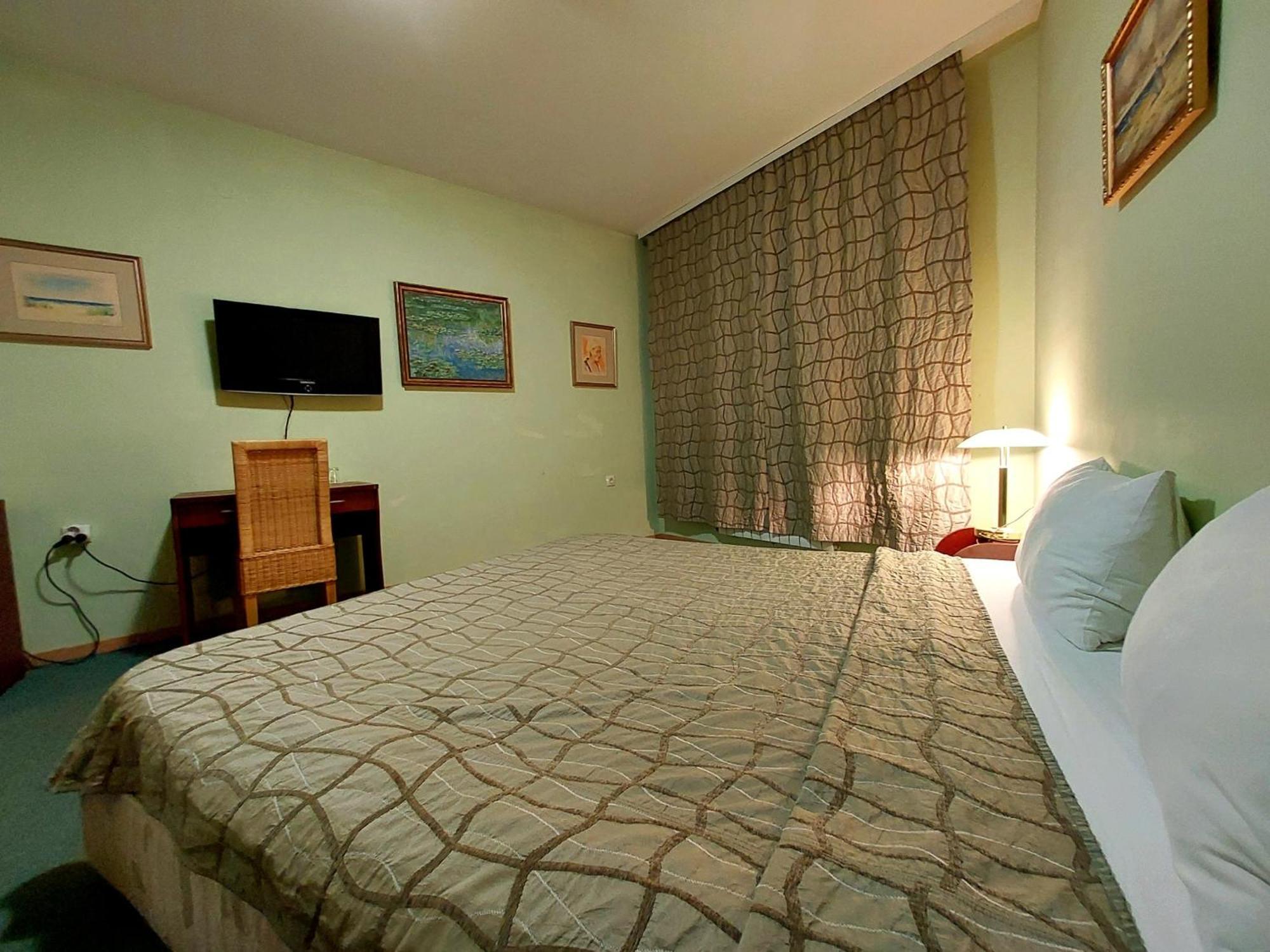 Family Art Hotel Gallery 普列文 外观 照片