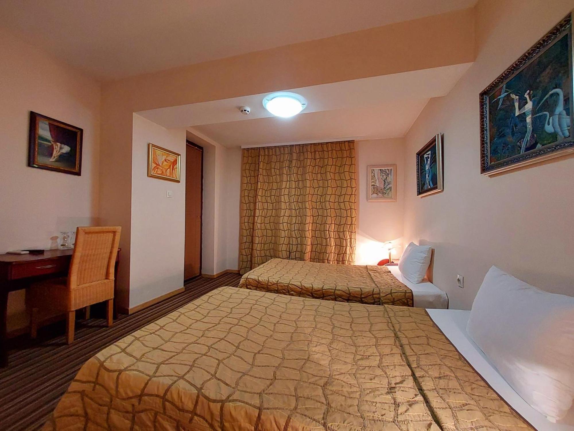 Family Art Hotel Gallery 普列文 外观 照片