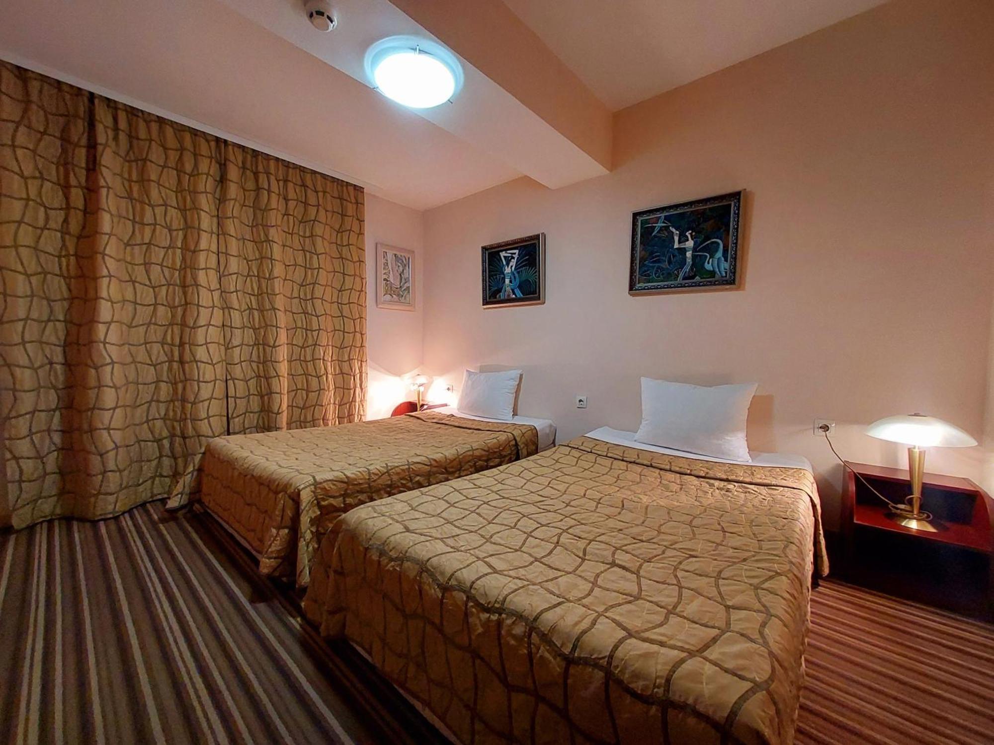 Family Art Hotel Gallery 普列文 外观 照片