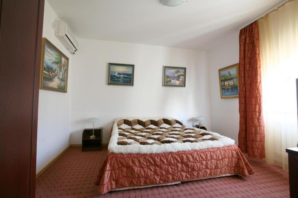 Family Art Hotel Gallery 普列文 外观 照片